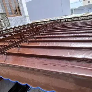 bằng cách di chuyển một vật chỉ thị